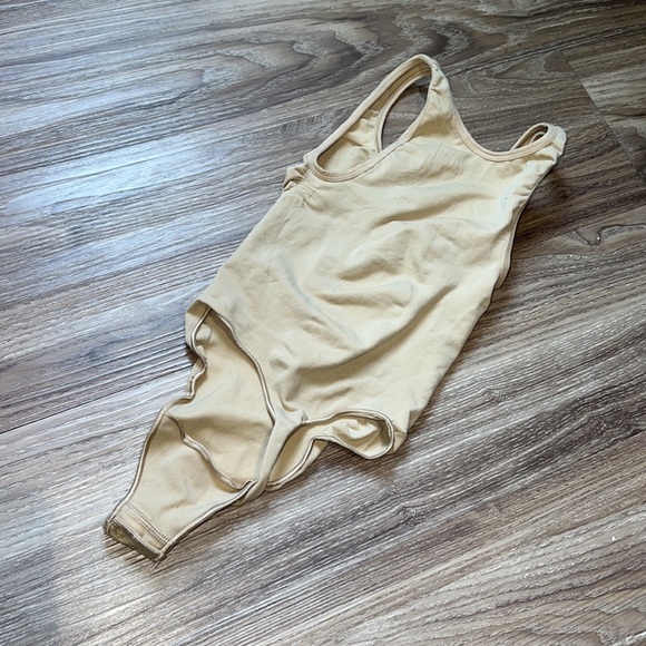 SCOOP NECK THONG BODYSUIT - Picture 4 of 5